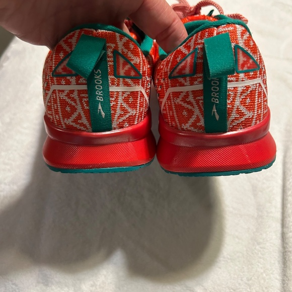 Brooks Women’s Levitate 5 Run Merry Christmas running Shoes - Picture 2 of 8